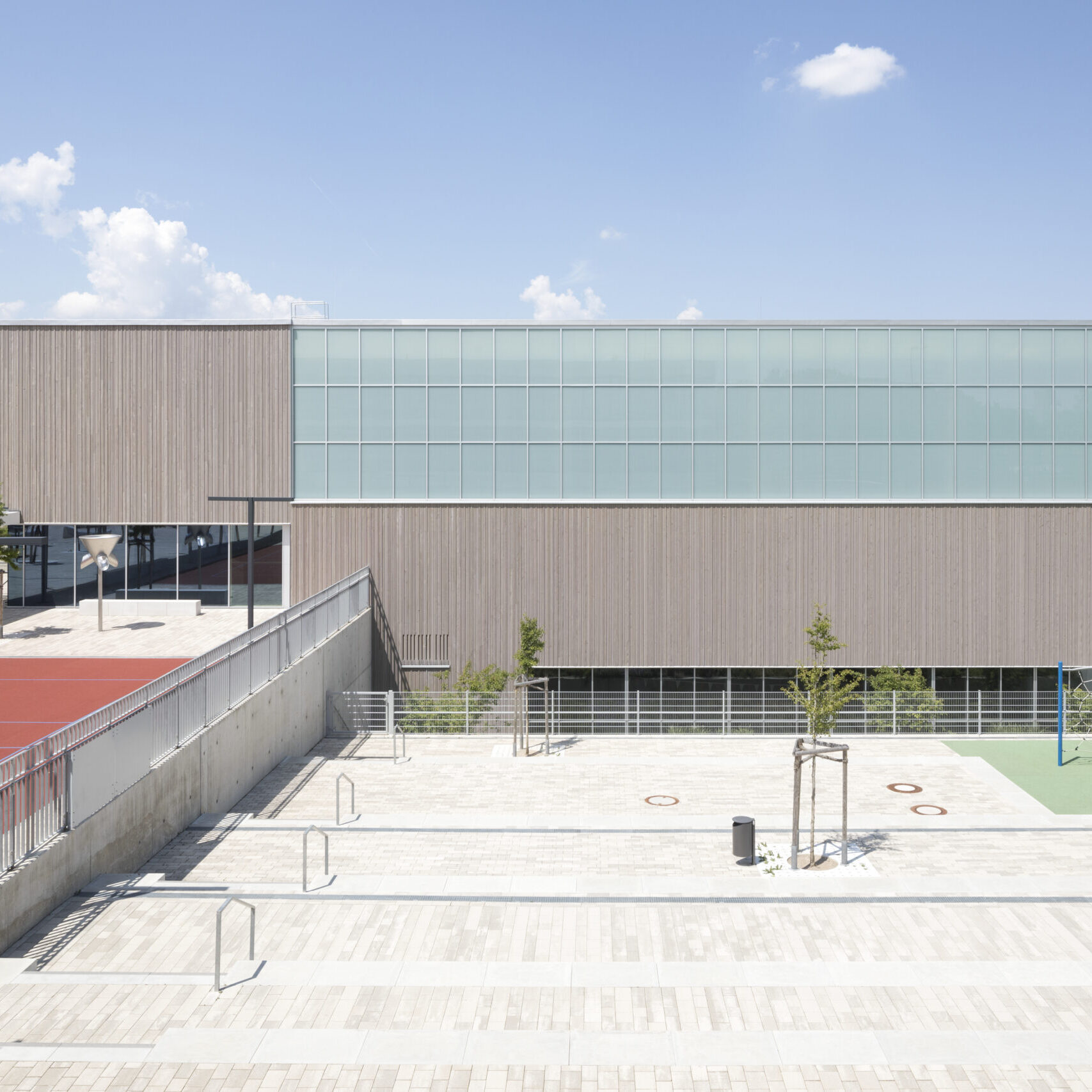 Vaterstetten Grund- & Mittelschule, hinterlüftete 3D-Holz Fassade (Weißtanne) Foto: Stefan Meyer