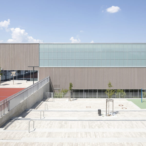 Vaterstetten Grund- & Mittelschule, hinterlüftete 3D-Holz Fassade (Weißtanne) Foto: Stefan Meyer