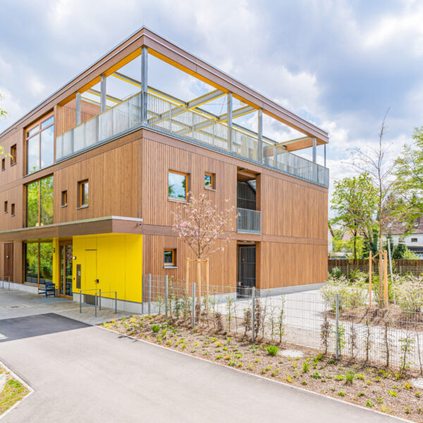 München Haus für Kinder, hinterlüftete Lärchenholz-Fassade Foto: boris storz