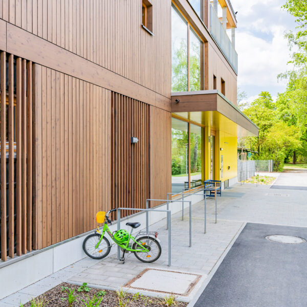 München Haus für Kinder, hinterlüftete Lärchenholz-Fassade Foto: boris storz