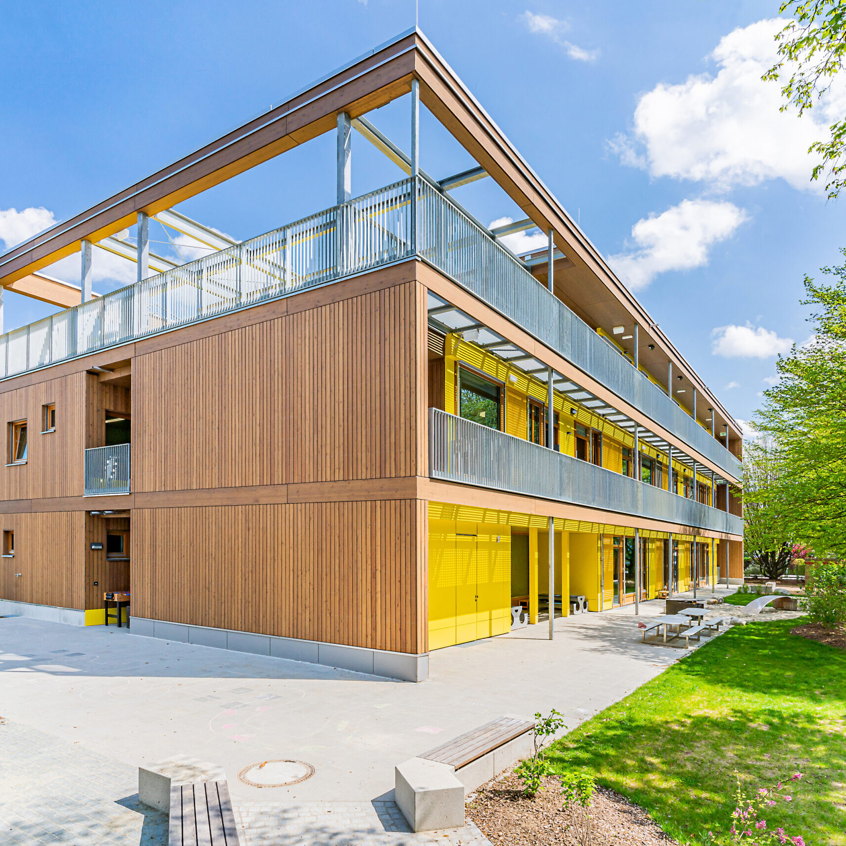 München Haus für Kinder, hinterlüftete Lärchenholz-Fassade Foto: boris storz