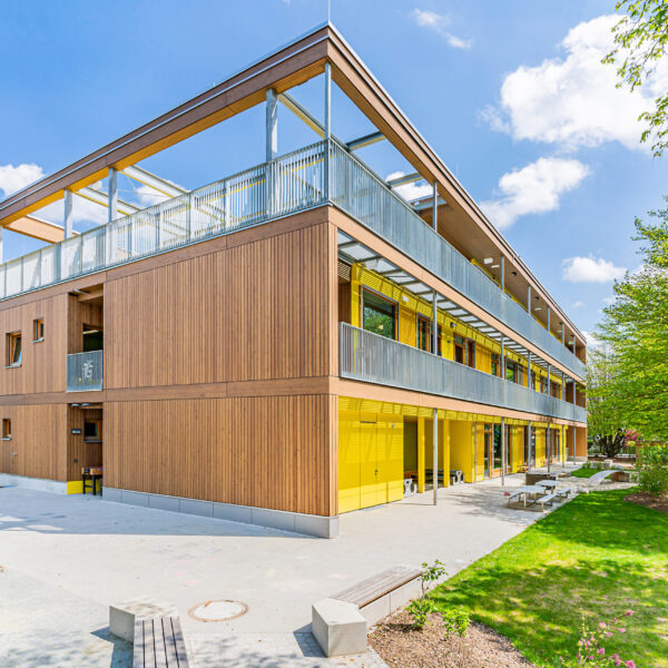 München Haus für Kinder, hinterlüftete Lärchenholz-Fassade Foto: boris storz