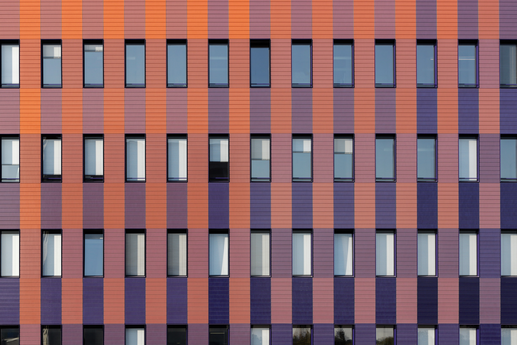 Hauptfeuerwache Regensburg, hinterlüftete Keramik Fassade Agrob Buchtal KeraTwin Bildautor: agrob-buchtal.de / Foto: Herbert Bürger