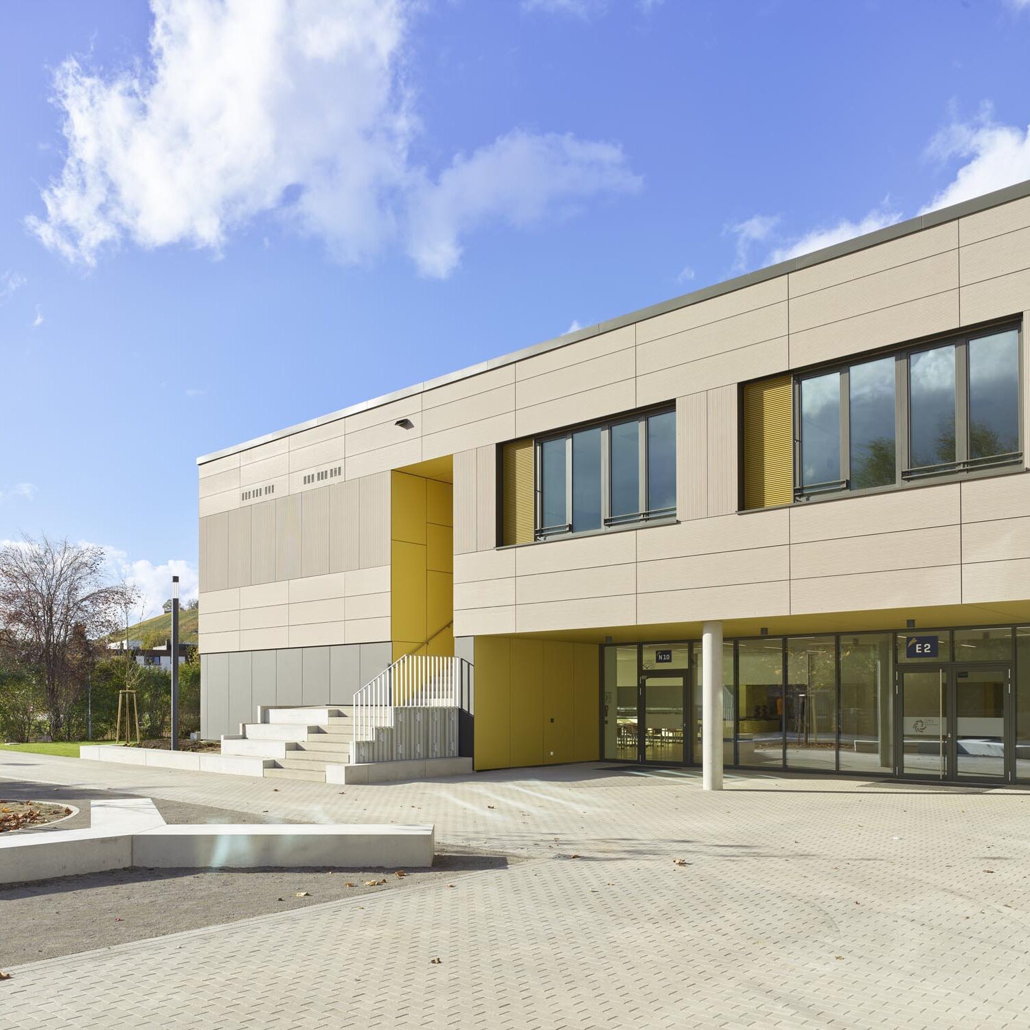 Gemeinschaftsschule, Rainbrunnen, hinterlüftete Faserzement Fassade Eternit Linea, Bildautor: Roland Halbe