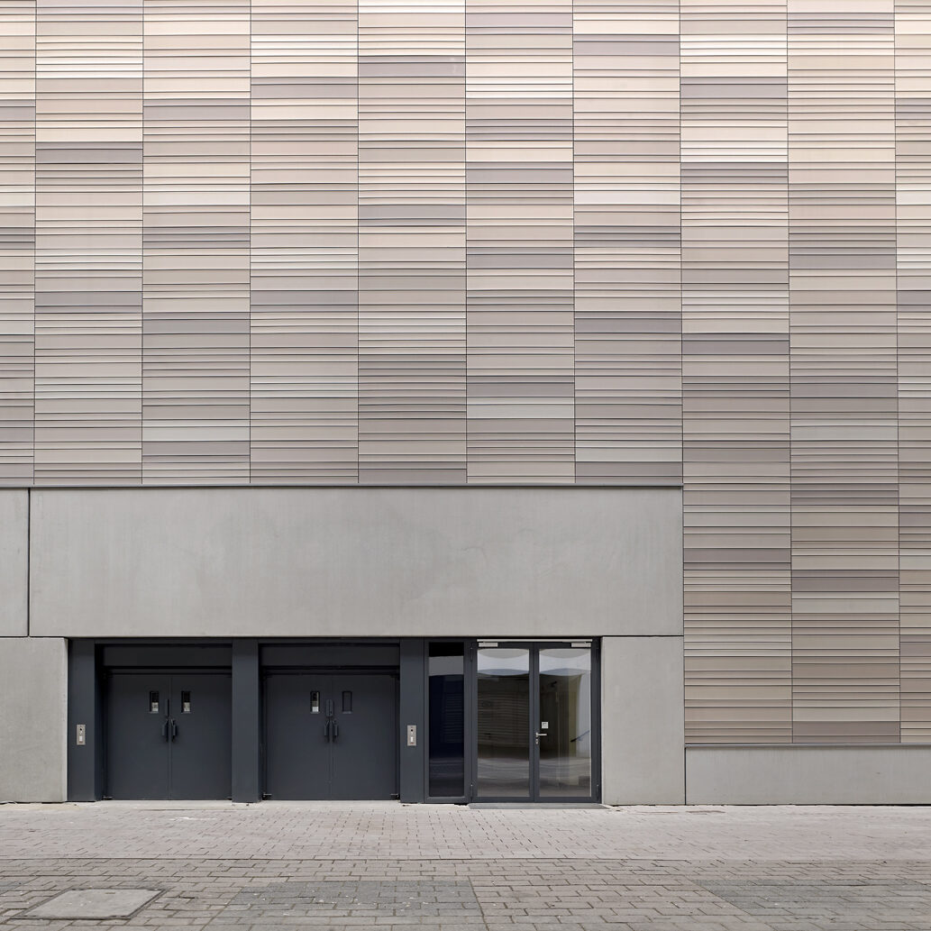 Messe Frankfurt Halle 6, hinterlüftete Keramik Fassade NBK Terrart Large, Bildautor: Christoph Kraneburg