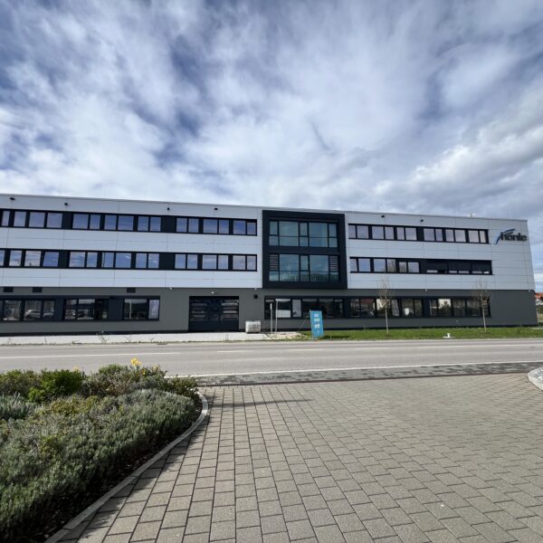 Betriebsgebäude Hönle Gilching, hinterlüftete Aluminium Verbundmaterial Fassade, Alucobond