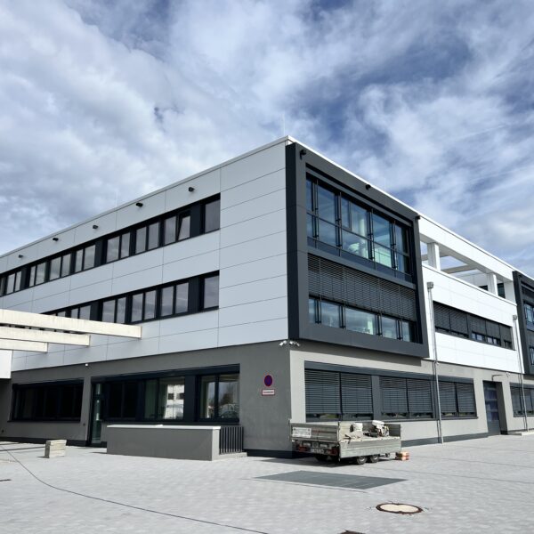 Betriebsgebäude Hönle Gilching, hinterlüftete Aluminium Verbundmaterial Fassade, Alucobond