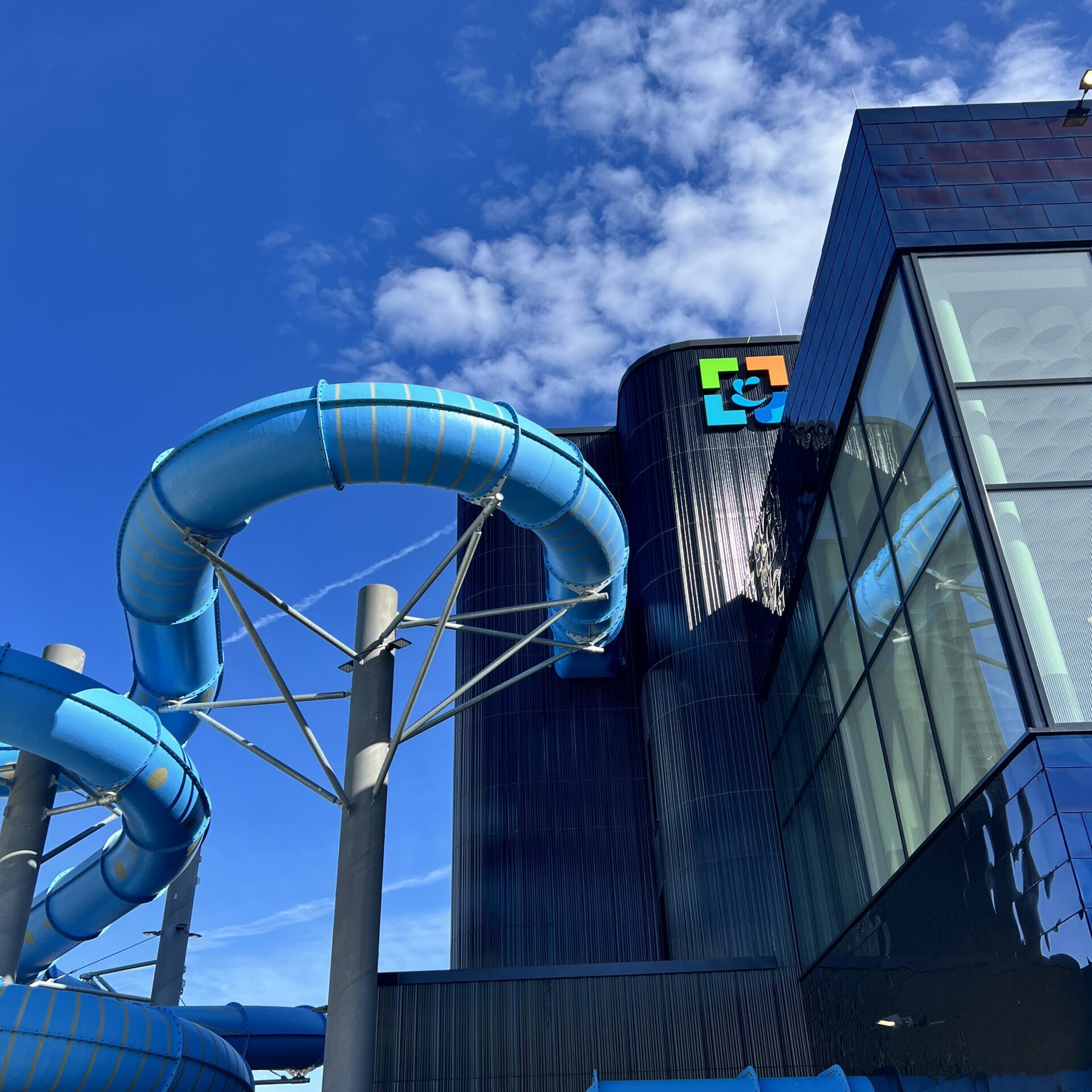 Familienbad Penzberg, hinterlüftete Keramik Fassade Agrob Buchtal KeraTwin